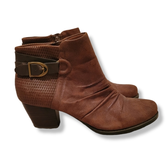 BareTraps Shoes - BARETRAPS Reinella Brown Booties 9M